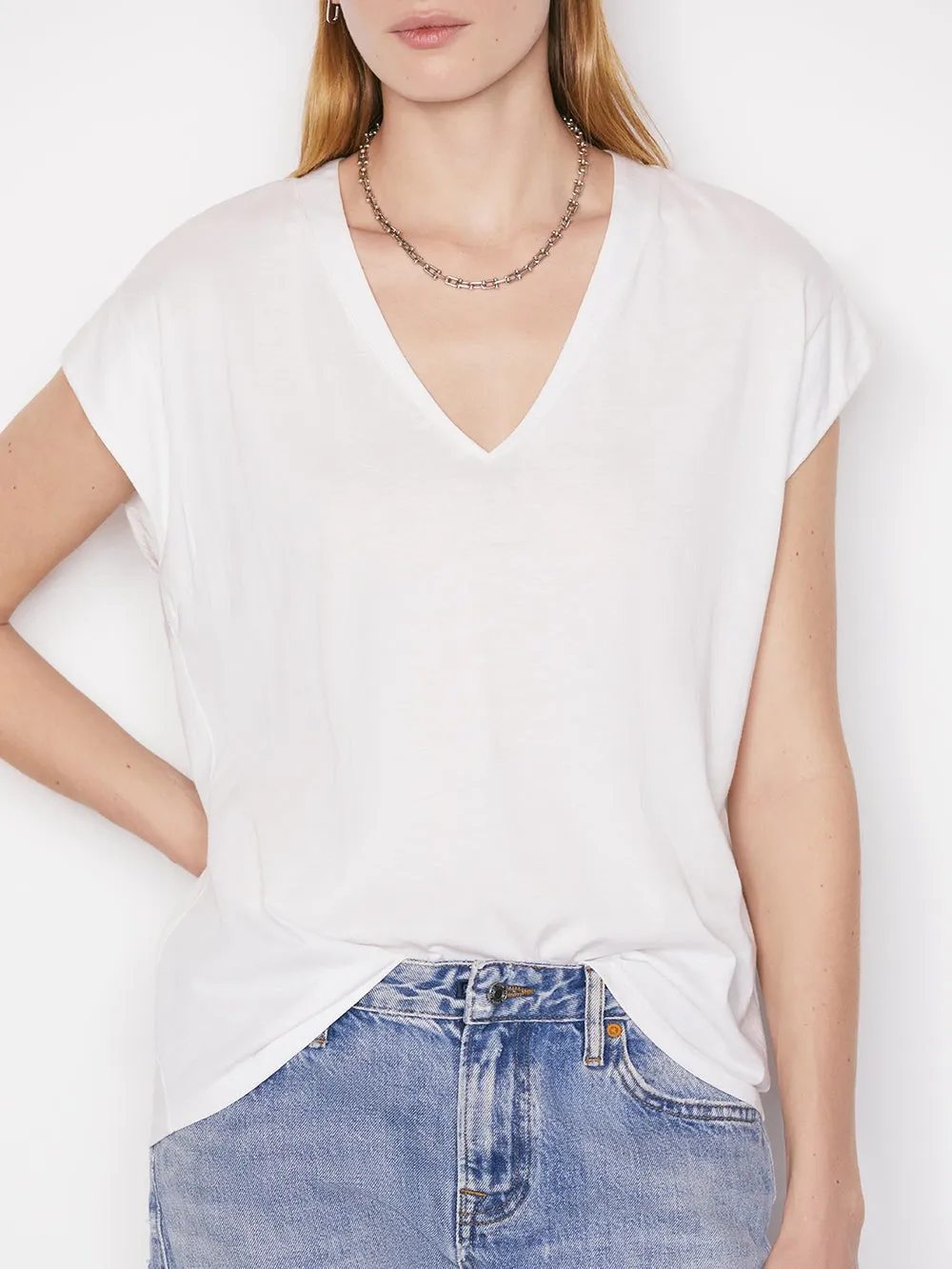Frame Le Mid Rise V Neck Tee