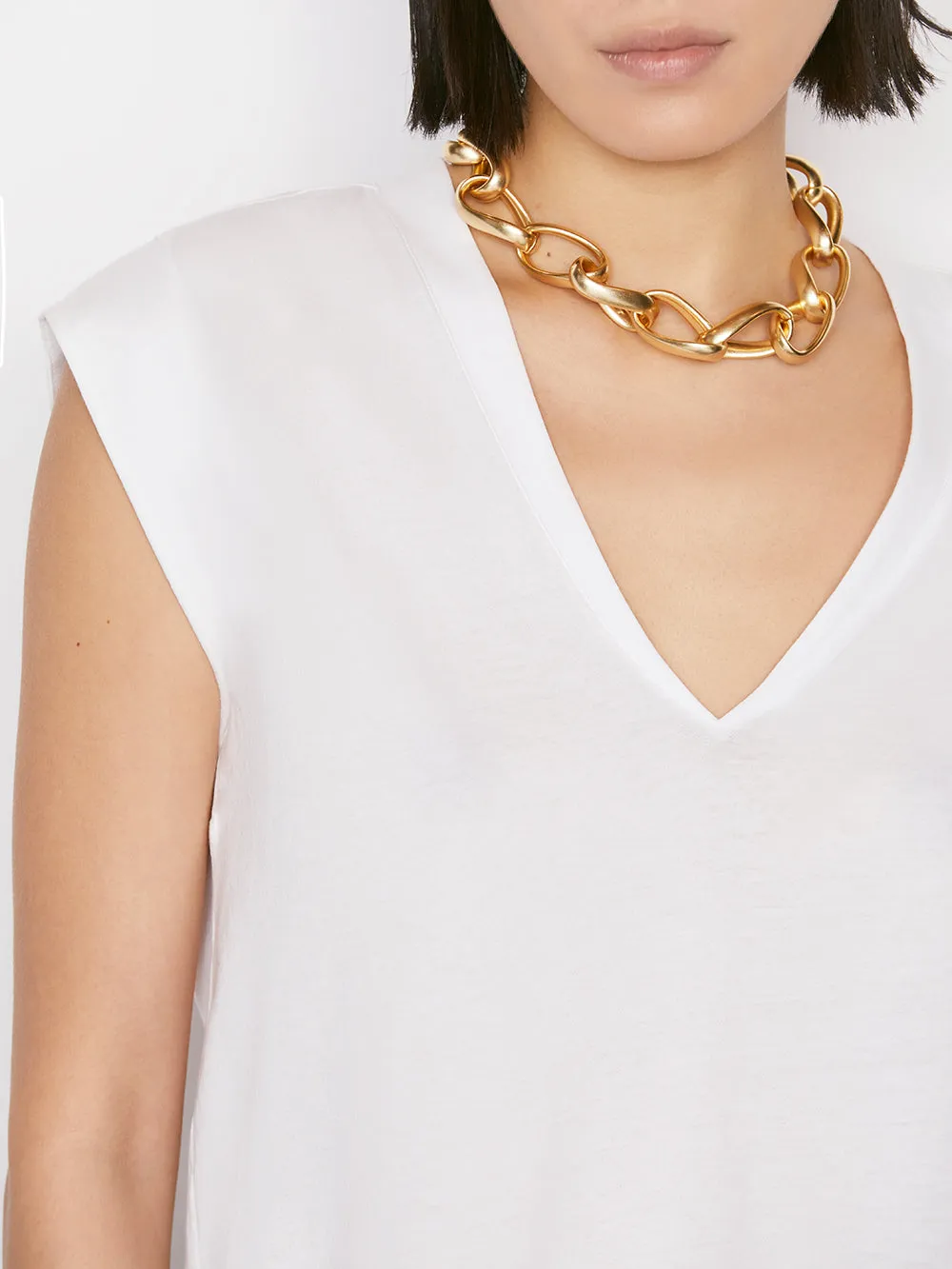 Le High Rise V Neck Tee -- Blanc