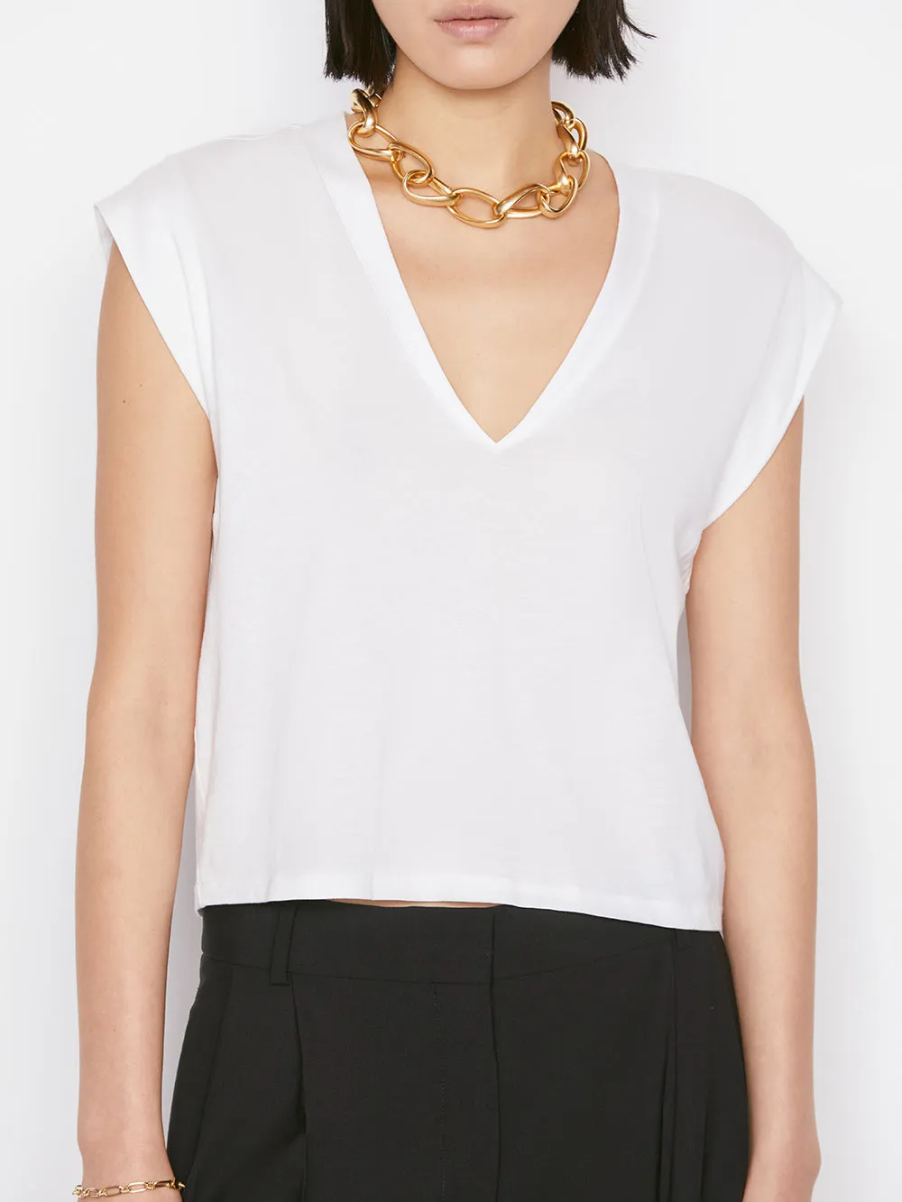 Le High Rise V Neck Tee -- Blanc