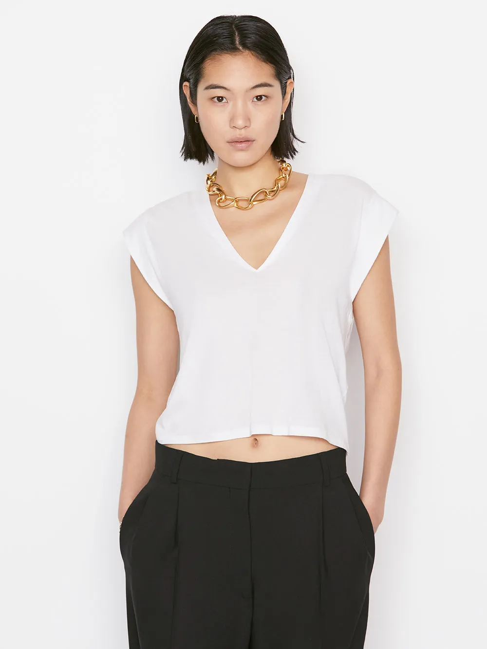 Le High Rise V Neck Tee -- Blanc