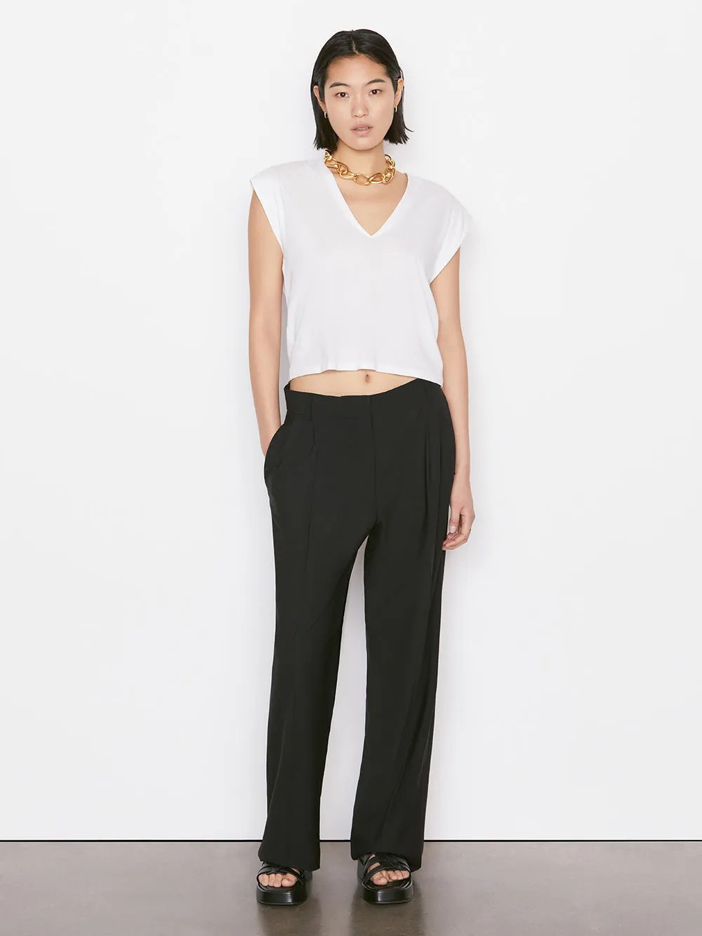 Le High Rise V Neck Tee -- Blanc