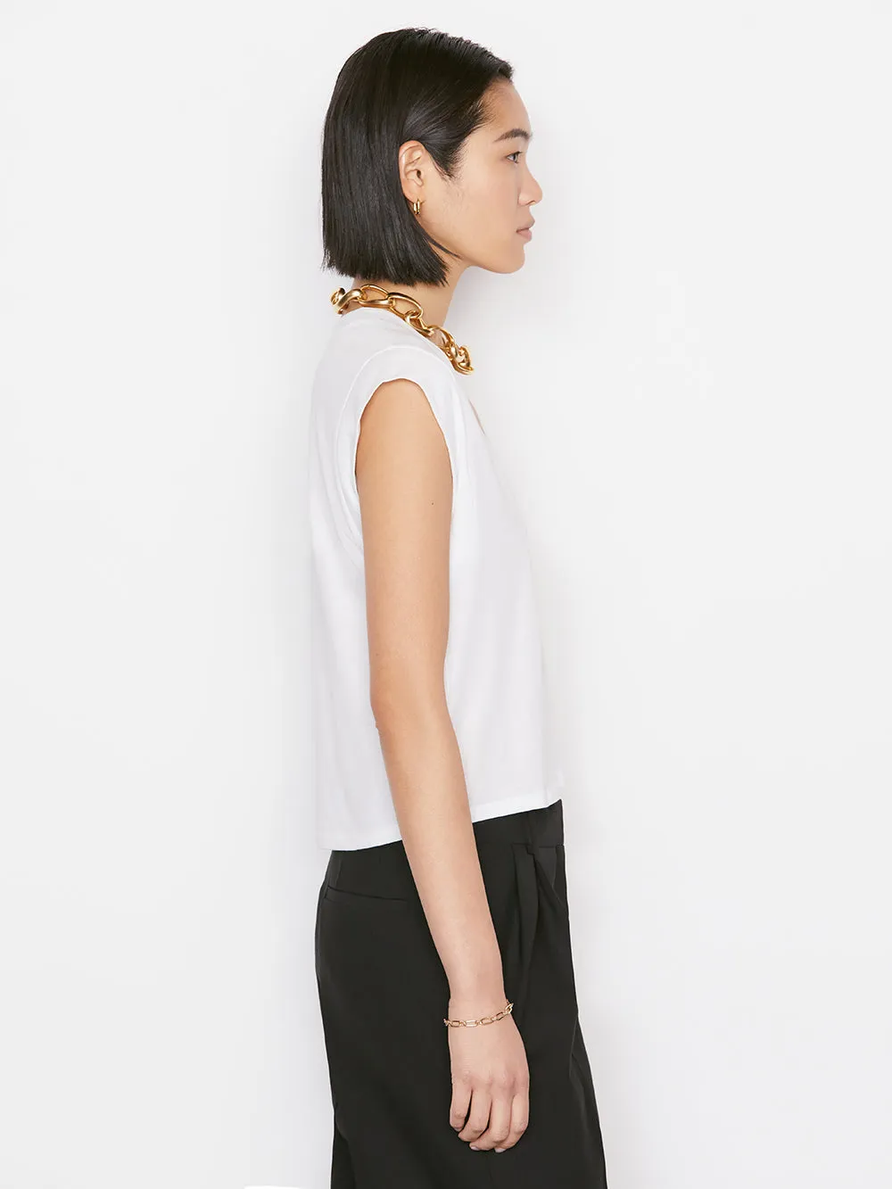 Le High Rise V Neck Tee -- Blanc