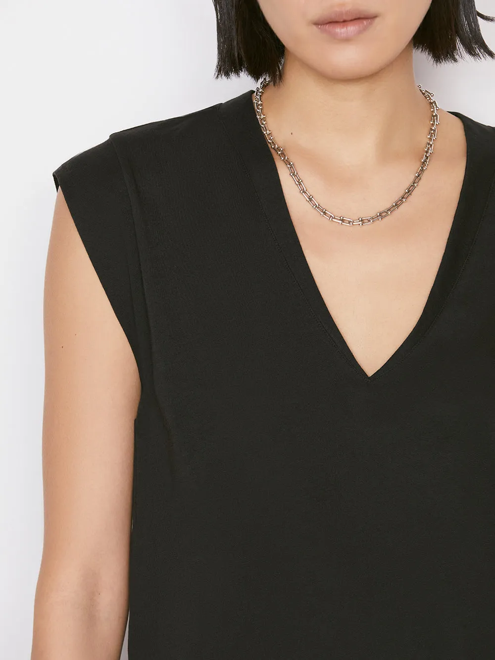 Le High Rise V Neck Tee -- Noir