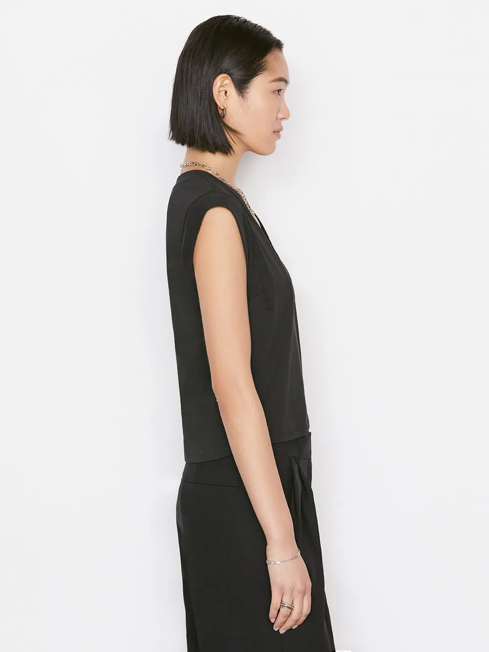 Le High Rise V Neck Tee -- Noir