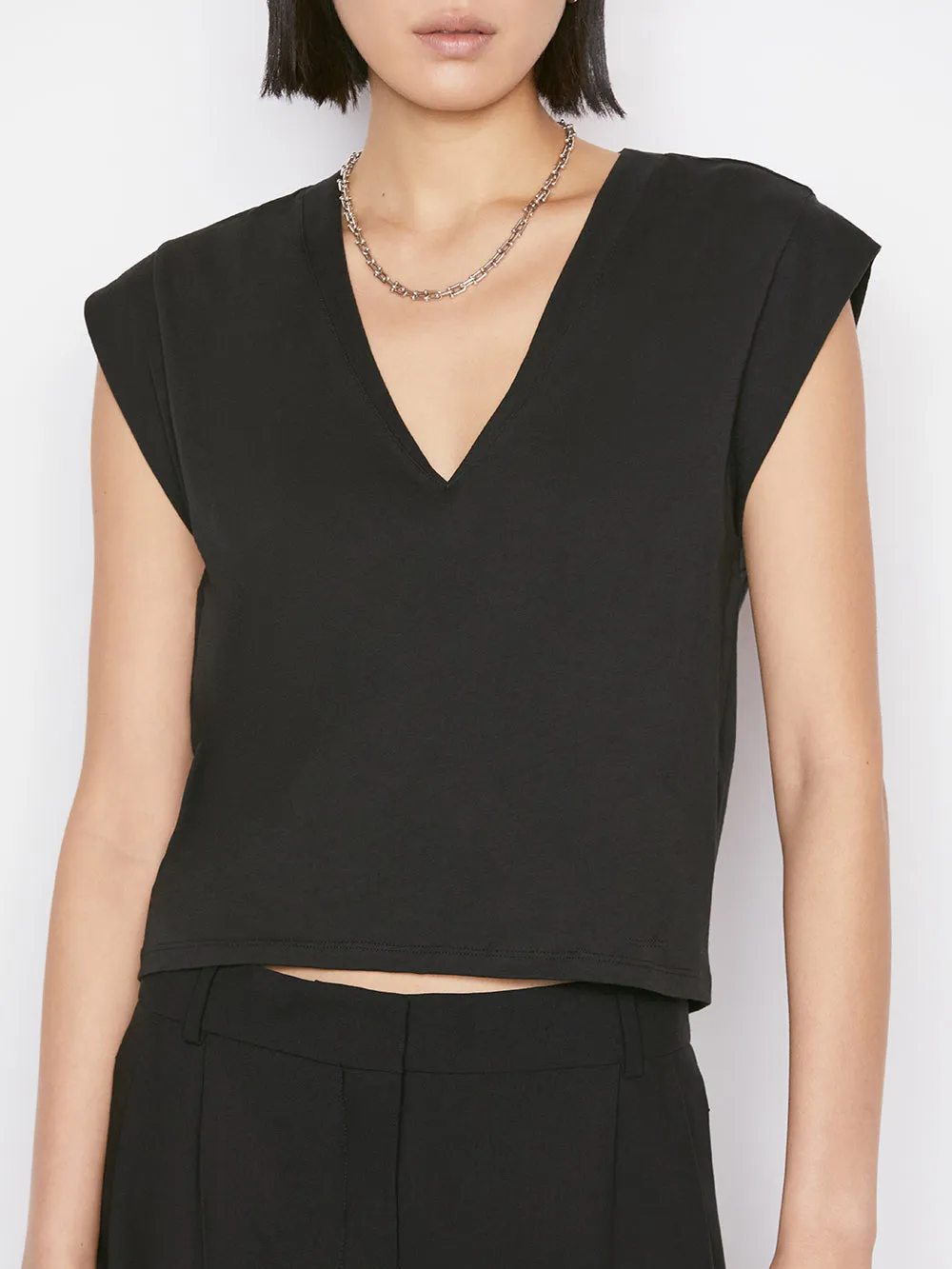 Le High Rise V Neck Tee -- Noir