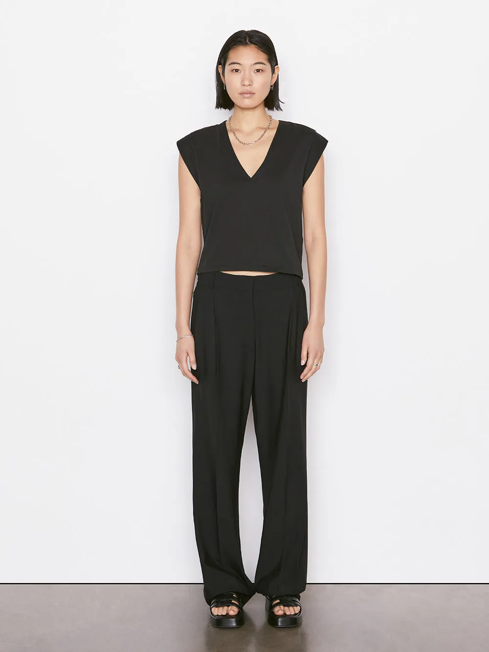 Le High Rise V Neck Tee -- Noir