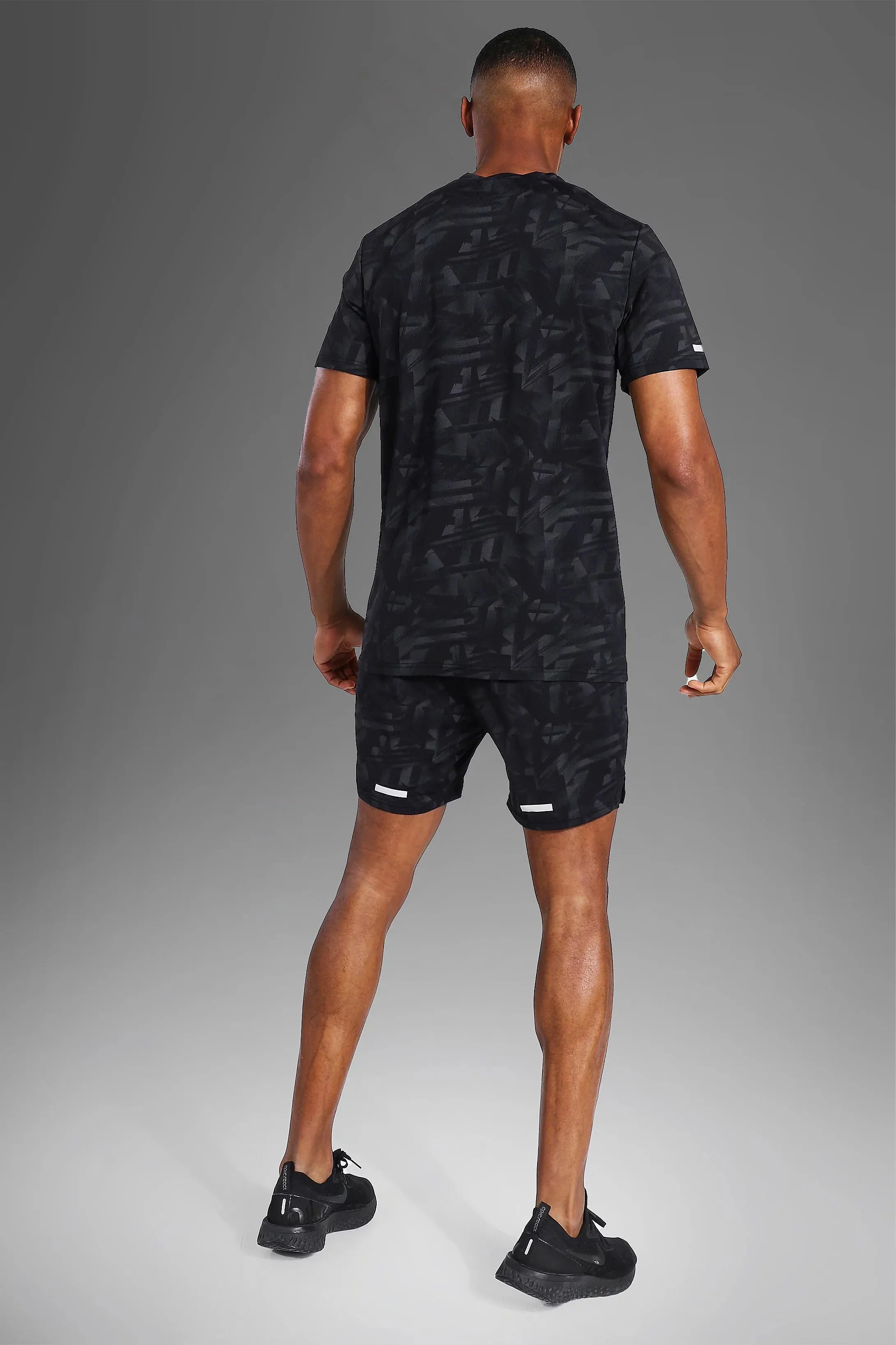 MAN ACTIVE ABSTRACT PRINT REGULAR FIT - BLACK