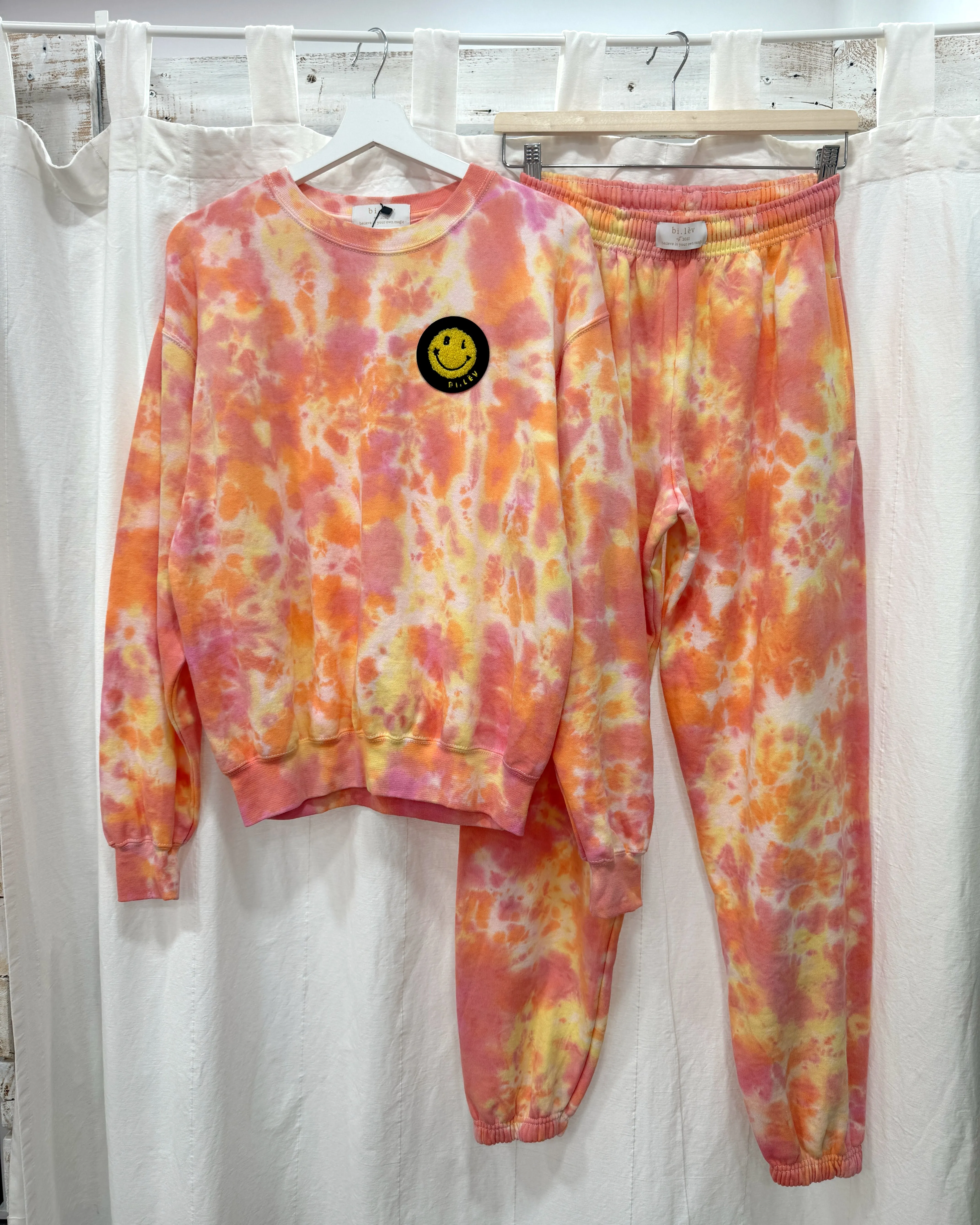 STRAWBERRY CITRUS tie-dye sweatshirt